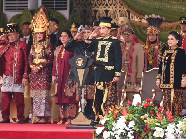 Makna baju adat Kutai yang dikenakan Presiden Jokowi