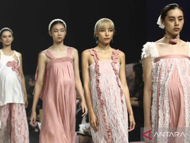 Peragaan busana Avanttech pada Surabaya Fashion Parade 2024