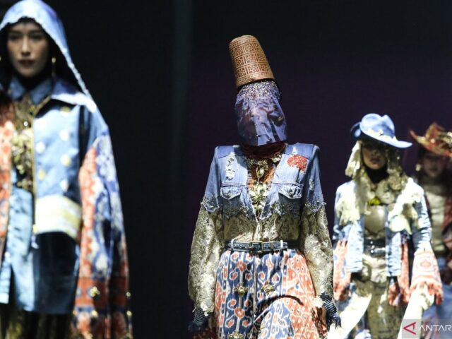 Peragaan busana Indonesia International Modest Fashion Festival di Jakarta