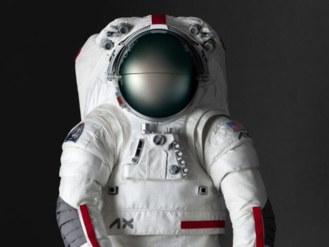 Prada rancang baju astronaut bersama Axiom Space