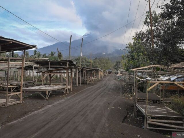 Gunung Lewotobi kembali erupsi pada Minggu pagi