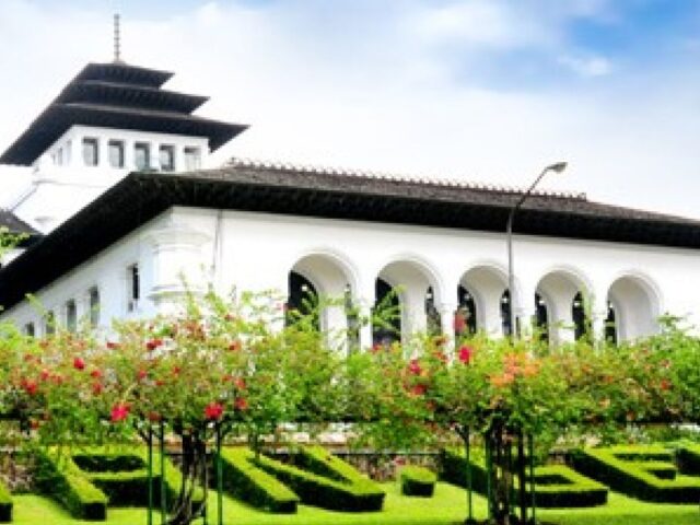 Fasilitas Gedung Sate Bandung dan penjelasannya