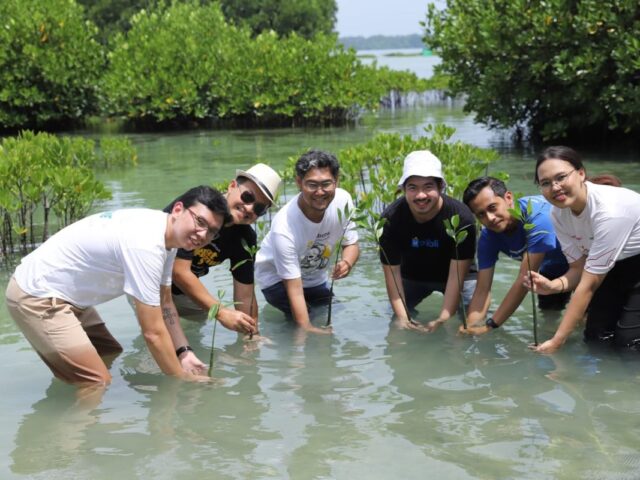 Aksi Cinta Bumi tanam 7.000 mangrove dalam Hari Menanam Pohon